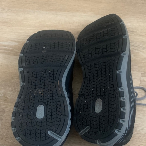 Brooks Men's Black and Gray Athletic Shoes - Picture 5 of 7